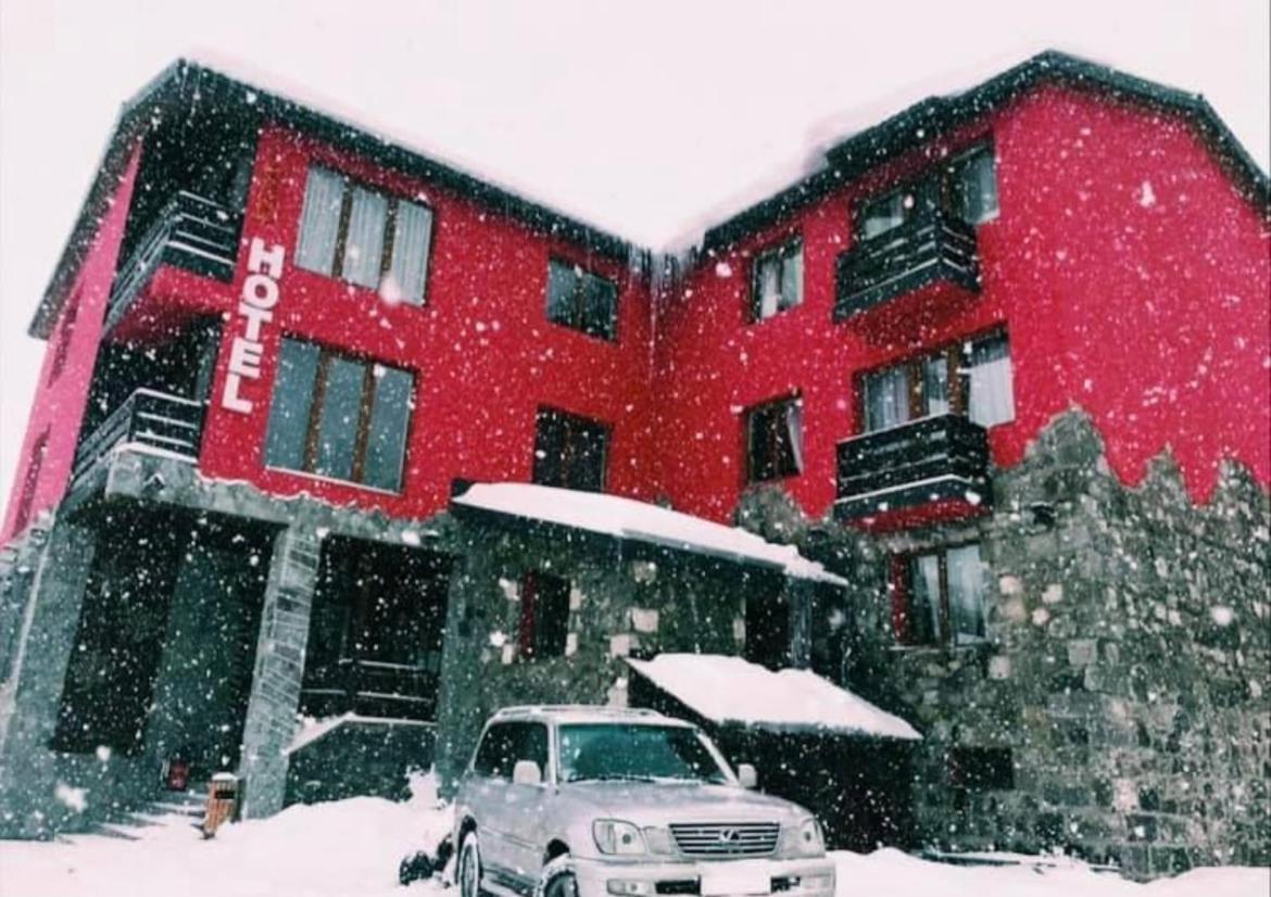Red House Hotell Bakuriani Exteriör bild