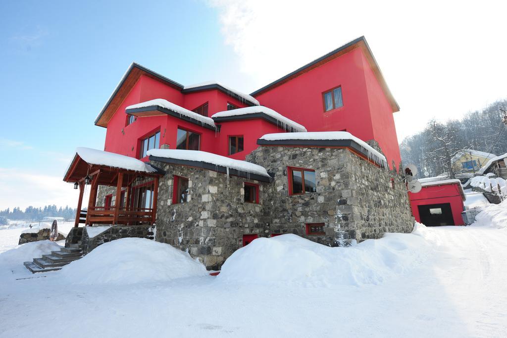 Red House Hotell Bakuriani Exteriör bild