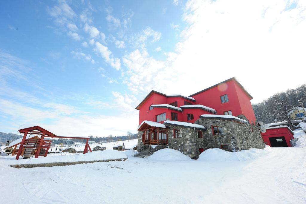 Red House Hotell Bakuriani Exteriör bild